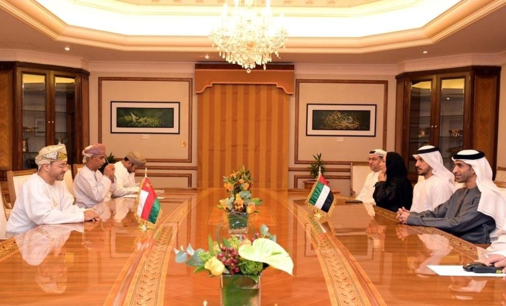 عُمان والإمارات تبحثان تعزيز التبادل التجاري والاستثماري