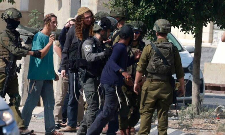 تكرار عنف المستوطنين بالضفة يطال منزلًا فلسطينياً في قُصرة