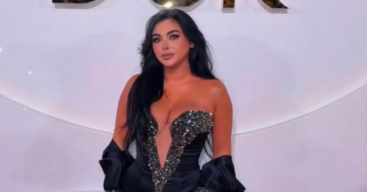 فستان أسود برّاق لمريم سبليني على السجادة الحمراء بالموريكس دور