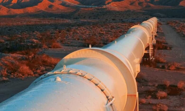 أسواق النفط ترفع الأسعار والنفط يتجاوز 100 دولار مع تزايد مخاطر تعطل شرق–غرب