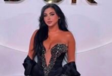 فستان أسود برّاق لمريم سبليني على السجادة الحمراء بالموريكس دور