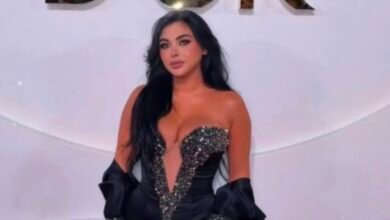 فستان أسود برّاق لمريم سبليني على السجادة الحمراء بالموريكس دور
