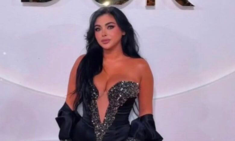 فستان أسود برّاق لمريم سبليني على السجادة الحمراء بالموريكس دور