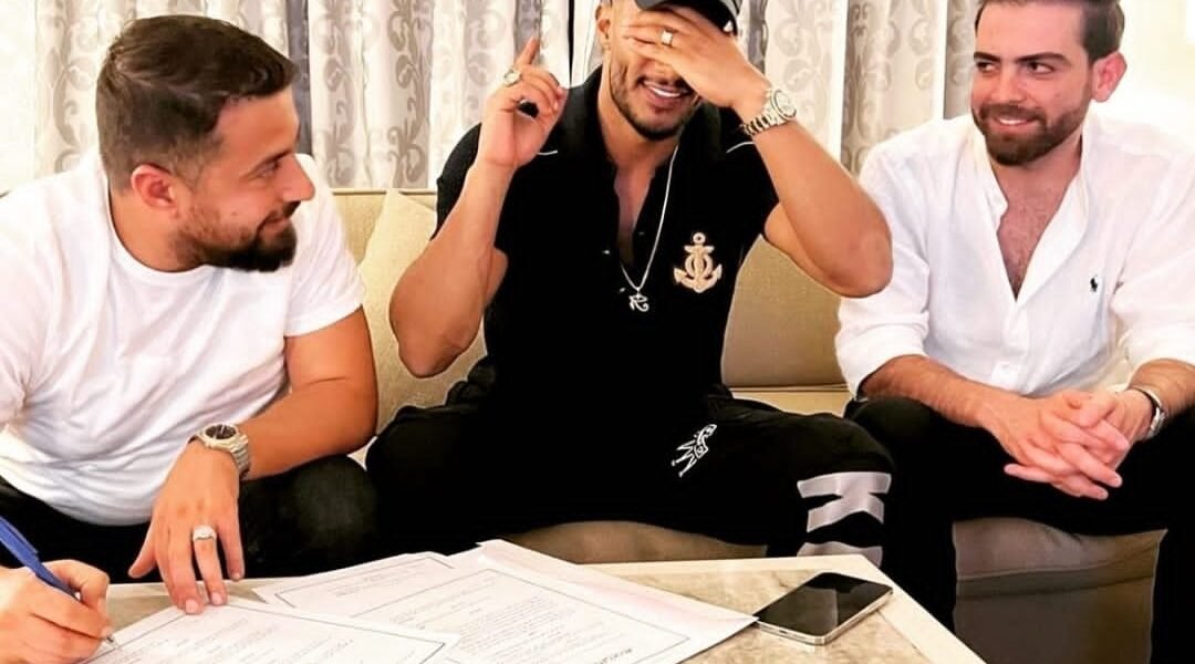 محمد رمضان يغمض عيناه ويوقع مع سلطنة برودكشن على بياض - صورة مميزة محمد رمضان يغمض عيناه ويوقع مع سلطنة برودكشن على بياض