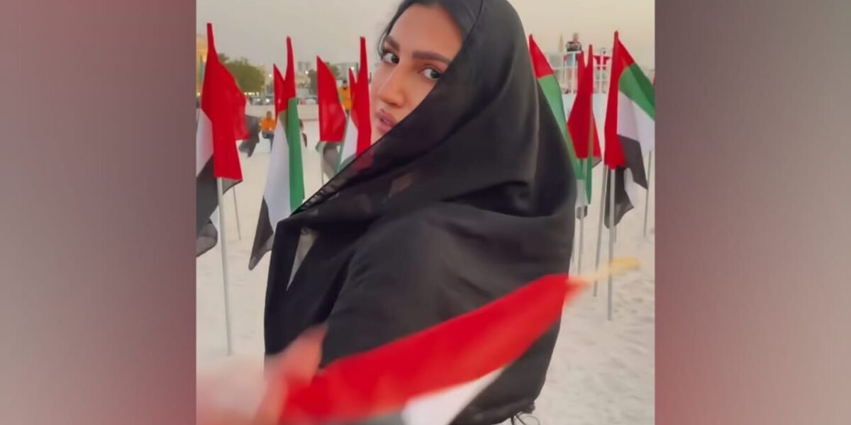 كارول عطية تخطف الأنظار بالعباءة الخليجية
