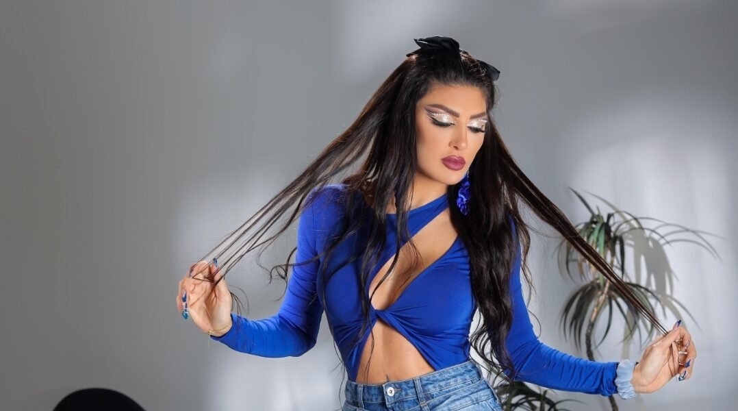من هي ميرا؟ الفنانة متعددة المواهب التي تخطف الأضواء